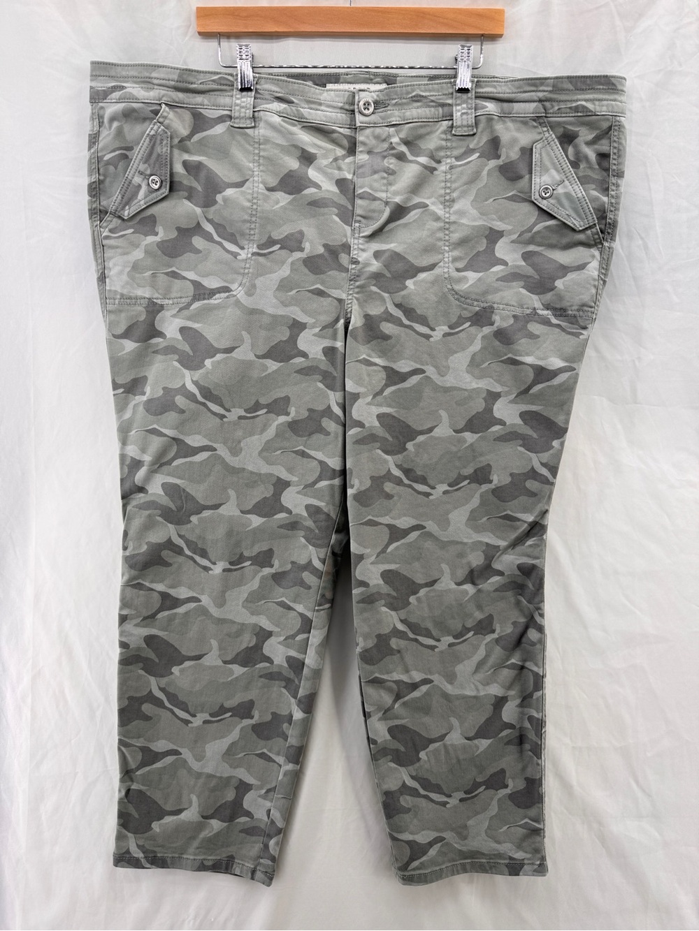 Torrid Sage Green Camo Cropped Utility Pants - Plus Size 28 - Stretch Cotton